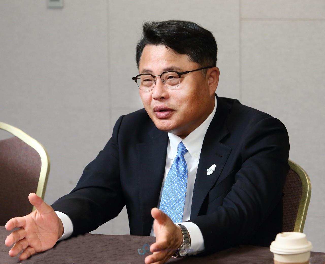 ▲ 송주현 회장은 “고관절 골절 진료의의 입장에서 고관절 골절이 한 번이라도 발생한 환자는 골절 초고위험군으로 판단한다”면서 “STRUCTURE 연구 결과, 이베니티는 고관절 부위에서 유의한 골밀도 증가를 보인 반면, 부갑상선 호르몬 투여군은 오히려 골밀도가 감소하는 경향이 확인됐는데, 이에 많은 고관절 전문의들이 부갑상선 호르몬에서 이베니티로 치료 전략을 전환하고 있다”고 전했다.