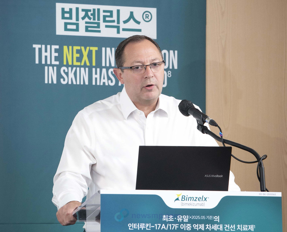▲ 한국유씨비제약은 12일, 서울 광화문 포시즌스 호텔에서 빔젤릭스의 건강보험 급여목록 등재와 국내 출시를 기념하는 기자간담회를 개최했다. 빔젤릭스 개발자이자 유씨비제약 UK 연구소 총 책임자인 스티븐 쇼 박사가 빔젤릭스의 기전을 설명하고 있다.