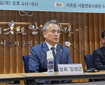 ▲ 김성근 대변인.