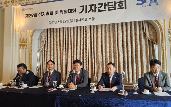 ▲ (왼쪽부터) 조원영 총무이사, 송민섭 공보부회장, 곽경근 회장, 하상철 수석부회장, 조승철 공보이사.