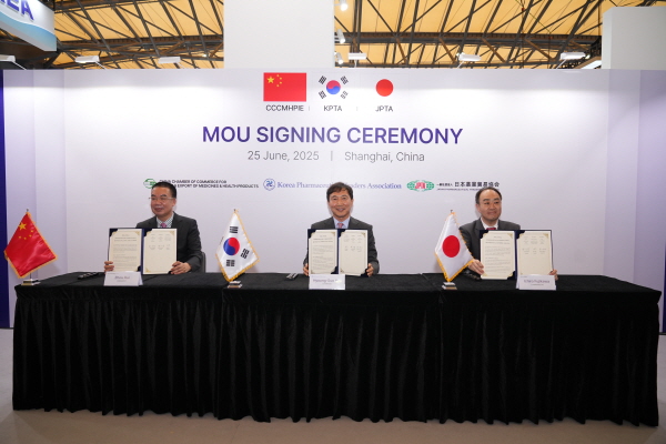 ▲ 한국의약품수출입협회는 25일(수) 중국 상하이 CPHI & PMEC CHINA 전시장 내 한국관 홍보부스에서 중국의약보건품진출구상회 및 일본의약품수출입협회와 의약품 공급망 안정화를 위한 3국 간 양해각서(MOU)를 체결했다.