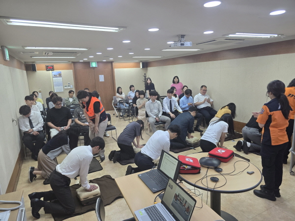 ▲ 유영제약은 25일(수) 서울 서초구에 위치한 서울사무소에서 임직원 40명을 대상으로 1차 응급안전교육을 실시했다고 밝혔다.