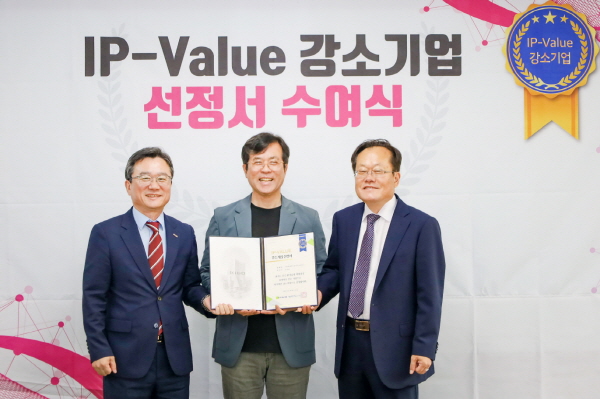 ▲ 한국신약개발연구조합은 조합에서 우수 기업으로 추천한 테라시드바이오사이언스가 기술보증기금으로부터 ‘IP-Value 강소기업’으로 선정돼 고액보증형 기술금융 상품인 ‘우수IP 가치플러스 보증’의 첫 지원 기업으로 선정됐다고 밝혔다.