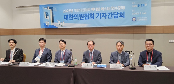 ▲ (왼쪽부터) 김영권 학술이사, 장성환 법제이사, 송민섭 수석부회장, 유인상 회장, 김성원 정책특임이사, 조원영 학술부회장.