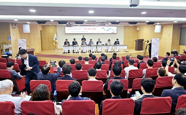 ▲ 전남대병원 정신 병원장은 지난 9일 국회에서 열린 ‘서남권 첨단 바이오헬스 복합단지 조성을 위한 포럼’에서 “AI와 정밀ㆍ재생의료 기술 혁신에 대응하기 위해 연구와 임상, 산업화를 유기적으로 통합하는 국가적 전략 거점이 필요하다”고 밝혔다.