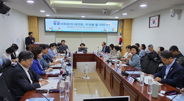 ▲ 더불어민주당 남인순ㆍ한정애ㆍ백혜련ㆍ서영석ㆍ이수진ㆍ김윤ㆍ전진숙 국회의원과 국민건강보험노동조합, 건강돌봄시민행동은 15일 ‘돌봄사회로 대전환, 무엇을 할 것인가’를 주제로 토론회를 열었다.