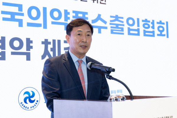 ▲ 한국의약품수출입협회와 한국무역협회는 15일 서울 삼성동 트레이드타워에서 ‘제약·바이오 및 화장품 산업의 해외진출 지원을 위한 업무협약(MOU)’을 체결했다.