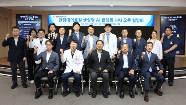 ▲ (첫번째 줄 왼쪽부터) 박성진 기획조정실장, 김형수 병원장, 윤희성 이사장, 김용선 의료원장, 김승기 부사장.