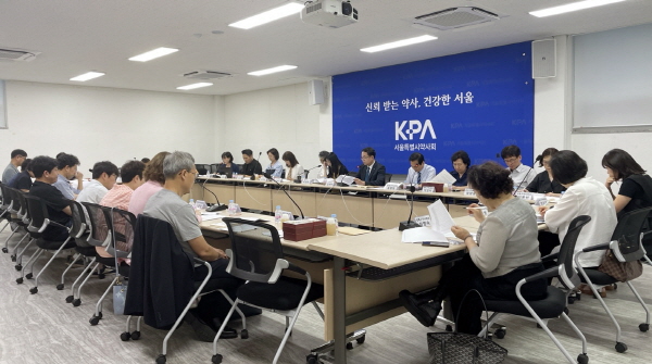 ▲ 서울시약사회는 최근 논란이 되고 있는 창고형약국 및 대형약국 문제에 대응하기 위해 분회장회의를 열고 공동협력 체계를 강화하는 한편 실효성 있는 대책 마련에 총력을 기울이기로 했다고 밝혔다.