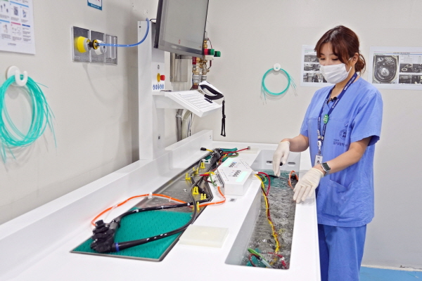 ▲ 의정부을지대학교병원이 국내 의료기관 최초로 내시경 세척 자동화 장비인 울트라조닉 엔도(UltraZonic ENDO)를 도입해 감염관리 체계의 실질적인 혁신을 이끌고 있다고 밝혔다.