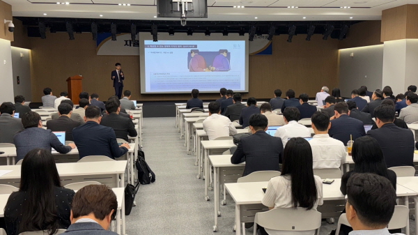 ▲ 안국약품은 지난 2일 본사 대강당에서 공정경쟁 및 CP(Compliance Program)준수와 관련, 법무법인 반우 장덕규 변호사를 초청해 영업/마케팅 및 전 임직원을 대상으로 ‘자율준수문화 확산을 위한 CP특강’을 진행했다고 밝혔다.