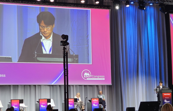 ▲ 지씨셀은 지난 6월 30일 영국 런던에서 개최된 ‘2025 유럽이식학회(ESOT, The European Society for Organ Transplantation)에서 항암면역세포치료제인 ‘이뮨셀엘씨주’의 간이식 환자 대상 항암보조요법(Adjuvant therapy) 데이터가 발표되됐다고 밝혔다.