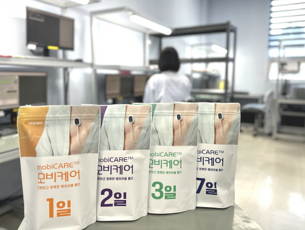 ▲ 대웅제약은 씨어스테크놀로지(대표 이영신)와 함께 웨어러블 심전도 기기 모비케어(mobiCARE)의 재사용 리프레시 제품인 ‘모비케어 리프레시(mobiCARE REFRESH)’를 출시했다고 17일 밝혔다.