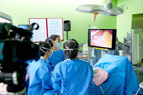 ▲ 최새별 교수는 지난 11일 열린 ‘제1회 한국최소침습췌장연구회-대한복강경간수술연구회 공동 심포지엄’에서 ‘복강경 췌미부절제술(Laparoscopic Distal Pancreatectomy)’ 라이브 수술을 집도했다.