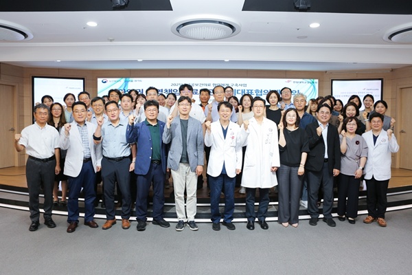 ▲ 2025년 안양권 지역책임의료기관 원외 대표협의체 1차 회의 참석자 단체사진.