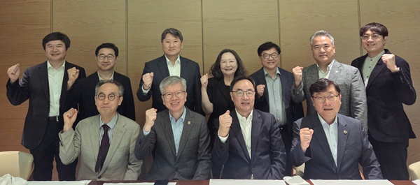 ▲ 대한의사협회와 대한의학회는 18일 주요 임원진 간담회를 갖고, 전공의 수련여건 개선을 포함한 의료 현안에 대해 폭넓은 의견을 나눴다고 밝혔다.