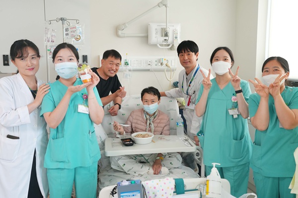 ▲ 건양대병원 호스피스완화의료센터는 지난 18일 호스피스 병동에 입원 중인 환자와 가족들을 위한 삼계탕 나눔 행사를 진행했다.