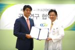 시지바이오 유현승 본부장(좌)과 세종병원 박진식 병원장.