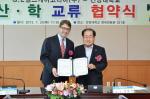 GE헬스케어-건양대학교 산학교류 협약식 후 로랭 로티발 GE헬스케어 코리아 사장(왼쪽)과 김희수 건양대 총장이 기념촬영을 하고 있다.