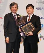 건보공단 박봉서 미디어홍보부장(오른쪽)와 한국인터넷소통협회 이봉 회장(왼쪽)