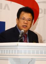송회장이 축사를 하고 있다.