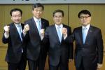 (왼쪽부터)안민호 부회장후보, 박영섭 부회장후보, 최남섭 예비후보, 장영준 부회장후보가 주먹을 쥐고 파이팅을 외치고 있다.