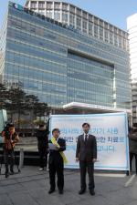 단식 투쟁에 앞서 호소문을 낭독하는 대한한의사협회 김필건 회장(왼쪽)과 박완수 수석부회장.