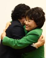 신임 회장을 축하하는 성영희 전 회장.