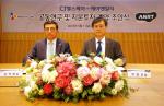 CJ헬스케어는 11일 서울 중구 동호로 CJ제일제당센터에서 신규항체 개발 벤처사인 ANRT社와 이중타깃항체 공동개발에 대한 계약을 체결했다. CJ헬스케어 강석희 대표(좌)와 ANRT 박영우 대표(우)가 계약서에 사인을 하고 있다.