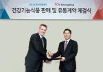 광동제약 최성원 대표이사와 블랙모어스 피터 오스본(Peter Osborne) 아시아 총괄 대표가 판매 및 유통 계약 체결 후 기념촬영을 하고 있다.