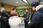 다나의원 C형간염 집단감염 피해자들이 지난 1월 11일 서울시 중구에 위치한 한국의료분쟁조정중재원에 의료분쟁 조정신청서를 제출하던 당시 모습.
