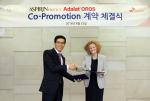 SK케미칼 한병로 대표이사(왼쪽)와 바이엘코리아 잉그리드 드렉셀 대표가 악수하고 있다.