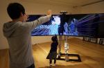 하석준 아티스트의 대표 작품: 수도자-고통의 플랫폼(알루미늄프레임, 키넥트 센서, PC, 커스텀 소프트웨어, 60” TV 2대 | 300×200×100cm | 2015).