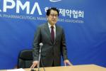 한국제약협회 이경호 회장이 사퇴를 선언하고 있다.