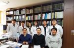 충남대학교 약학대학 정혜광, 나민균 교수 및 연구팀 사진 (앞줄 좌측부터 첫 번째 정혜광 교수, 두 번째 나민균 교수).