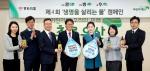 동화약품이 초록우산어린이재단 본사에서 ‘생명을 살리는 물’ 캠페인의 일환인 활명수 119주년 기념판 판매수익금 전달식을 진행했다(왼쪽에서 네 번째부터 초록우산어린이재단 이종화 본부장, 동화약품 윤현경 상무).
