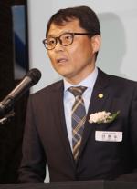 이 회장의 자진사퇴로 회장직무대행을 맡게된 전한수 수석부회장이 이 회장의 사퇴 과정과 보궐선거의 배경을 설명하고 있다.