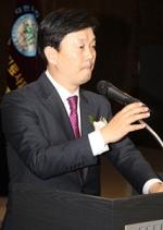 치열한 공방 속에 재선에 성공한 이태식 회장이 씁쓸한 듯 아랫입술을 깨물고 있다.