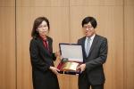 서울 서대문구 연세대학교 경영관 용재홀에서 (사)한국마케팅학회 주최로 진행된 ‘제24회 한국 마케팅 프론티어 대상’ 시상식에서 한국마케팅학회 학회장 장대련 교수가 한독 컨슈머헬스사업실장 박미숙 이사에게 대상 상패를 전달 하고 있다.