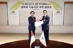 김영필 GC녹십자엠에스 대표(왼쪽)와 조인제 PT.MITRA GLOBAL HANINDO 회장(오른쪽)이 13일 경기도 용인에 위치한 GC녹십자엠에스 본사에서 혈액백 제조 기술 이전 및 공급 계약을 체결한 후 기념 사진을 찍고 있다.