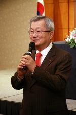 대의원들의 압도적인 지지 속에 연임에 성공한 채종일 회장.