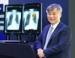 인피니트 AI PACS 시연을 참관하고 있는 서울대학교병원 영상의학과 구진모 교수.