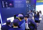 인피니트 AI PACS 시연에 관심을 보이고 있는 KCR 2019 참가자들.
