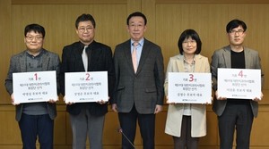 치협 선거관리위원회는 지난 11일 후보자들에 대한 기호추첨을 진행했다. (왼쪽부터)박병기(박영섭 후보자 대표), 강주일(장영준 후보자 대표), 김동기 선관위원장, 장복숙(김철수 후보자 대표), 김종수(이상훈 후보자 대표)