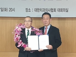 이상훈 치협회장 당선인(왼쪽)과 김동기 선관위원장.