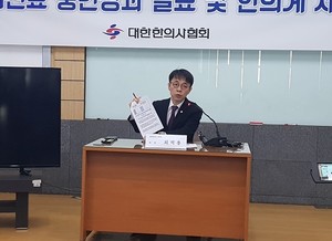 최혁용 회장은 코로나19 한의진료 상담센터 운영 결과를 발표하는 기자회견에서 코로나19 치료에 한의약 활용에 대한 정부 결단을 촉구했다.