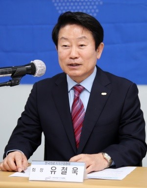유철욱 회장은 의료기기산업이 우리나라의 미래 먹거리가 되기 위해서는 혁신의료기기산업에 대한 지원이 필요하다며 '마중물 붓기 전략'을 제안했다. 부처별로 산바한 지원채을 하나로 모아 집중 투자해야 한다는 지적이다.