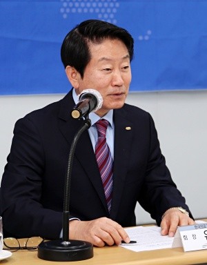 유 회장은 원격의료와 관련, 다른 나라보다 최소한 늦지는 말아야 한다고 역설했다.