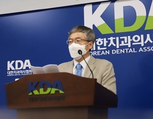 이상훈 회장이 공식 사퇴를 발표하고 있다.