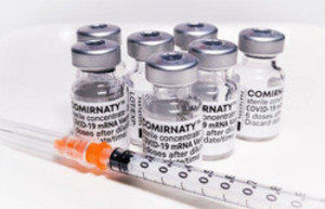화이자와 바이오엔테크의 mRNA 코로나19 백신 부스터샷이 최초로 대규모 임상시험에서 효능을 입증했다.